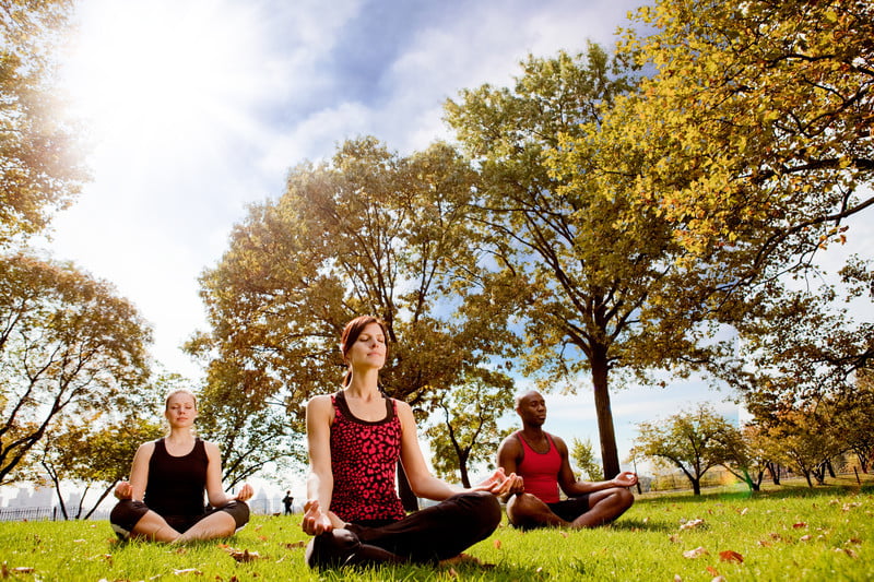Persona practicando yoga en ambiente sereno